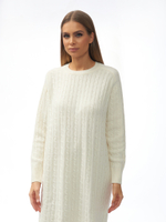 Женское трикотажное платье молочное с узором косичка