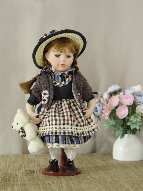 Кукла фарфоровая 12' на подставке