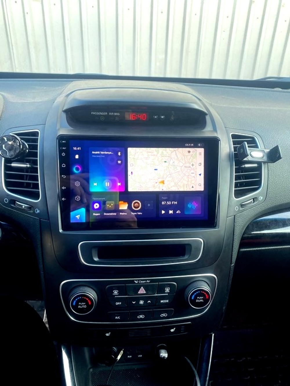 Магнитола для KIA Sorento 2 XM 2012-2020 c экраном климата снизу - Parafar PF224T1LUX1UHD на Android 13, QLED, ТОП процессор, 8Гб+128Гб, CarPlay, 4G SIM-слот