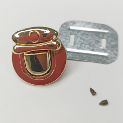 Замок защелка на винтах 30*35 Золото