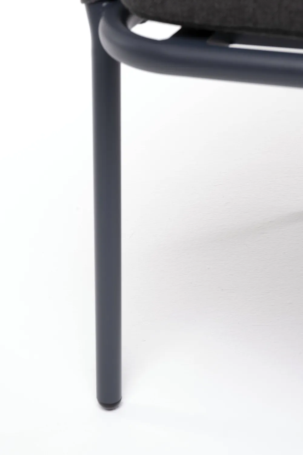 "Бордо" стул плетеный из роупа, каркас алюминий темно-серый (RAL7024) муар, роуп серый 15мм, ткань темно-серая 027