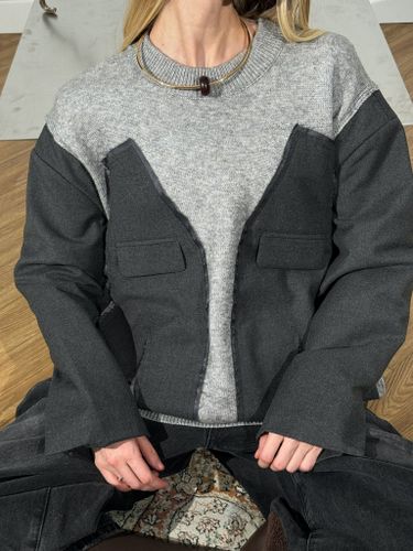 Серый комбинированный свитер