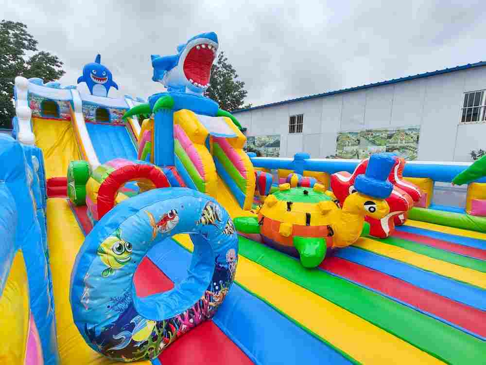 Надувной батут с горкой "Акула" 17х7х7 м без скалодрома 2