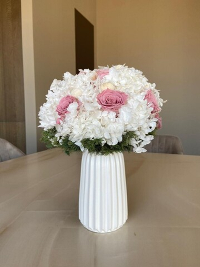 Букет из роз и гортензий