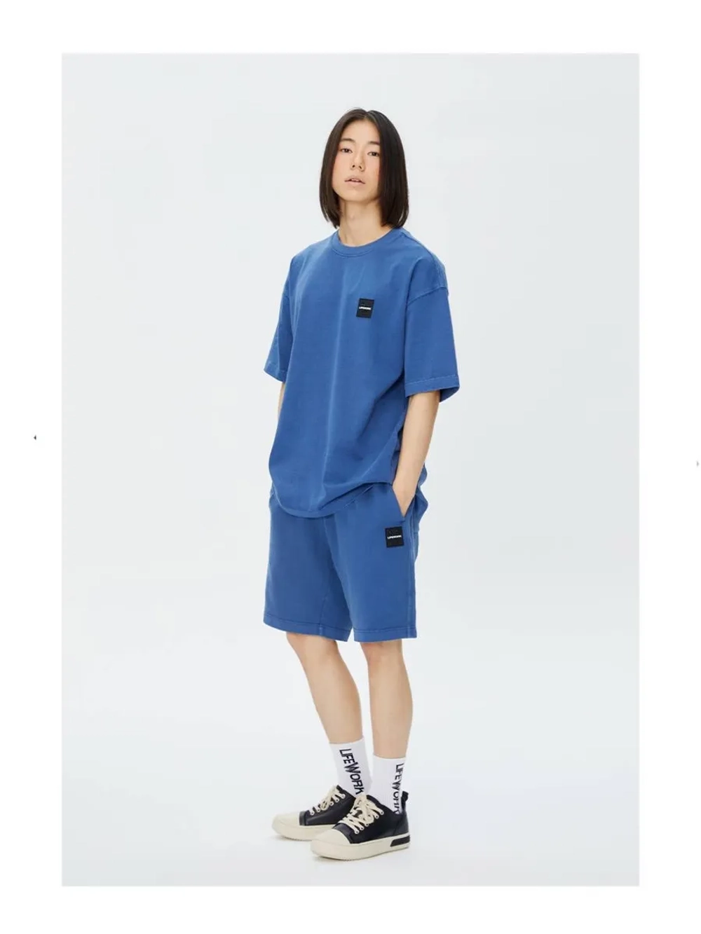 Футболка с квадратной эмблемой