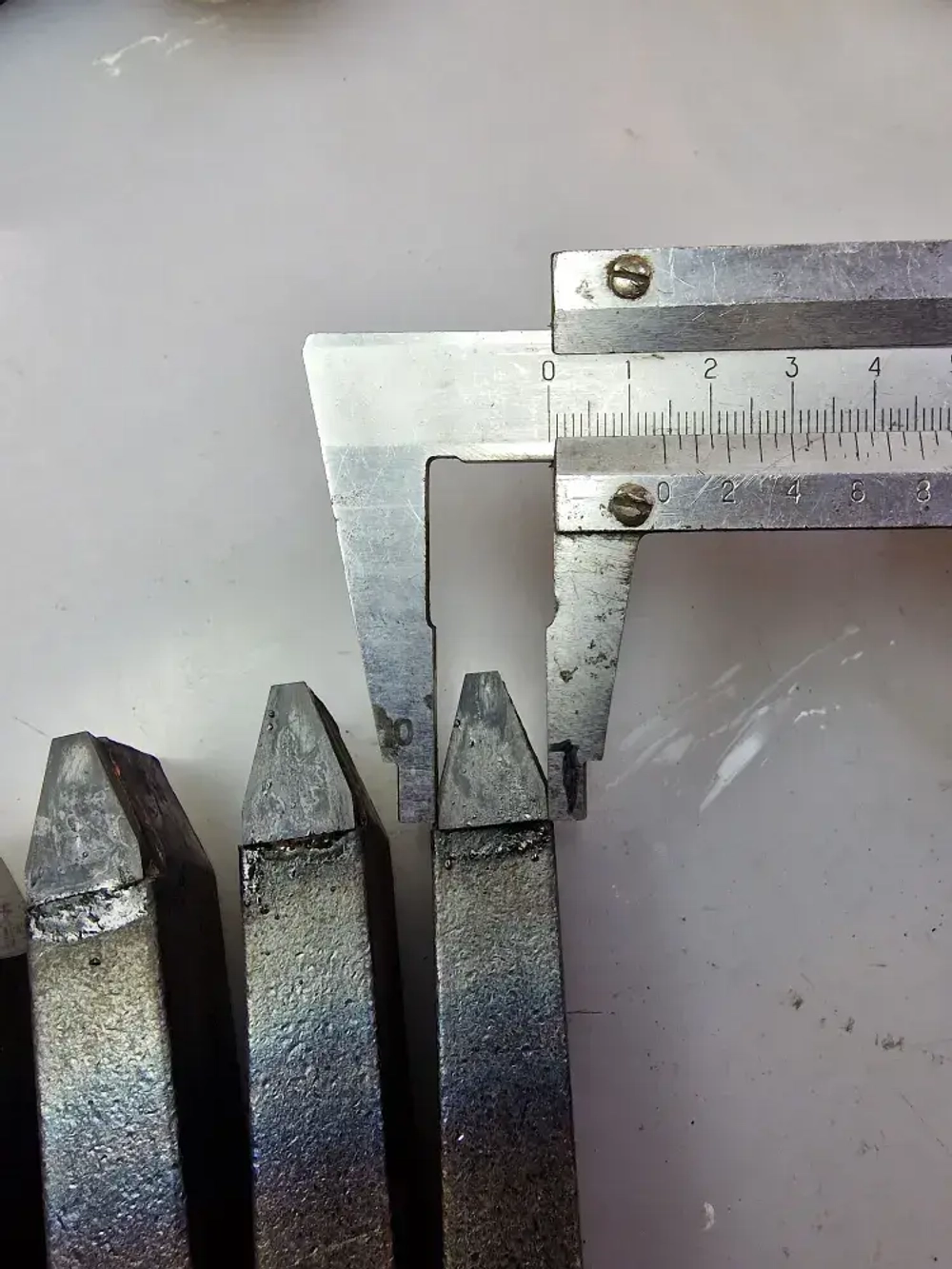 Резец токарный для проточки канавок в шкивах под клиновые ремни 25*16*140 профиль А ВК8