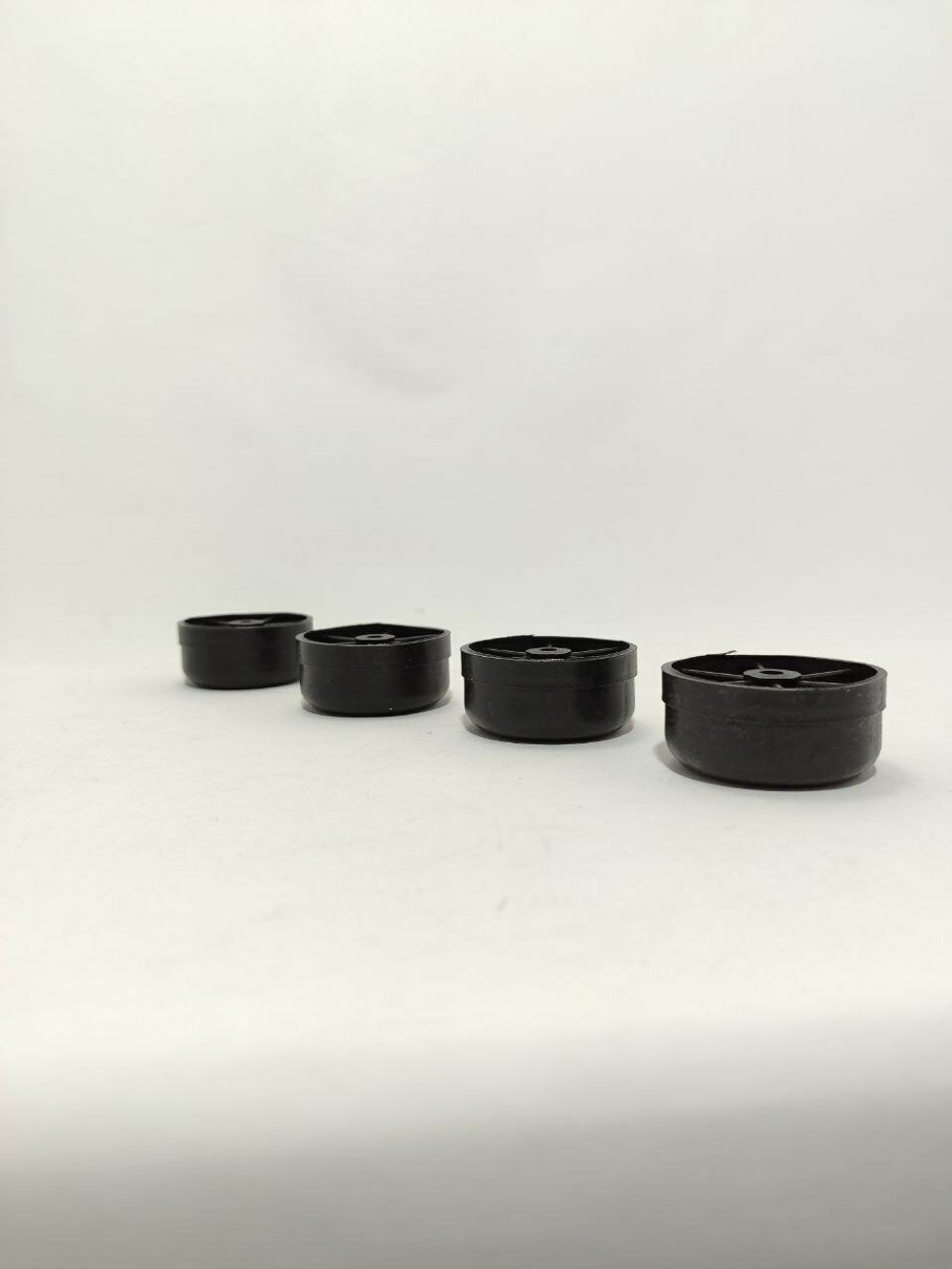 Опоры пластиковые для мебели высота 25 мм 4 шт