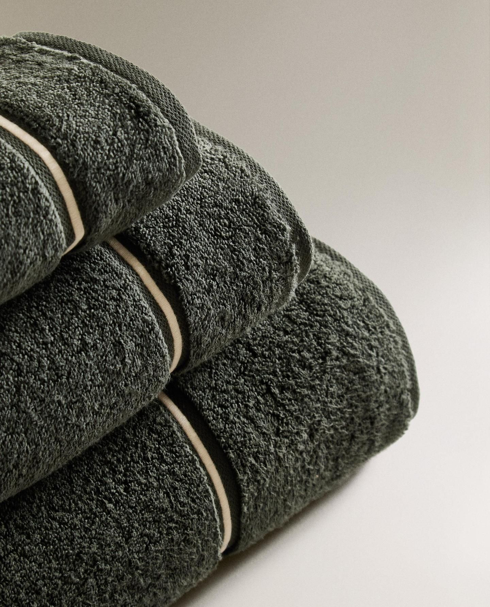 Zara Home - Банное полотенце с вышитой каймой, зеленый, 90х150 см
