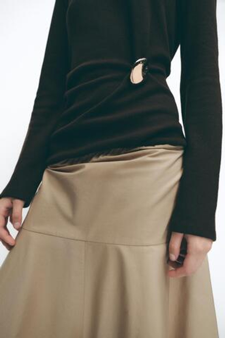 ZARA ПЛАТЬЕ С КОНТРАСТНЫМИ ДЕТАЛЯМИ И БРОШЬЮ, БЕЖЕВО-КОРИЧНЕВЫЙ