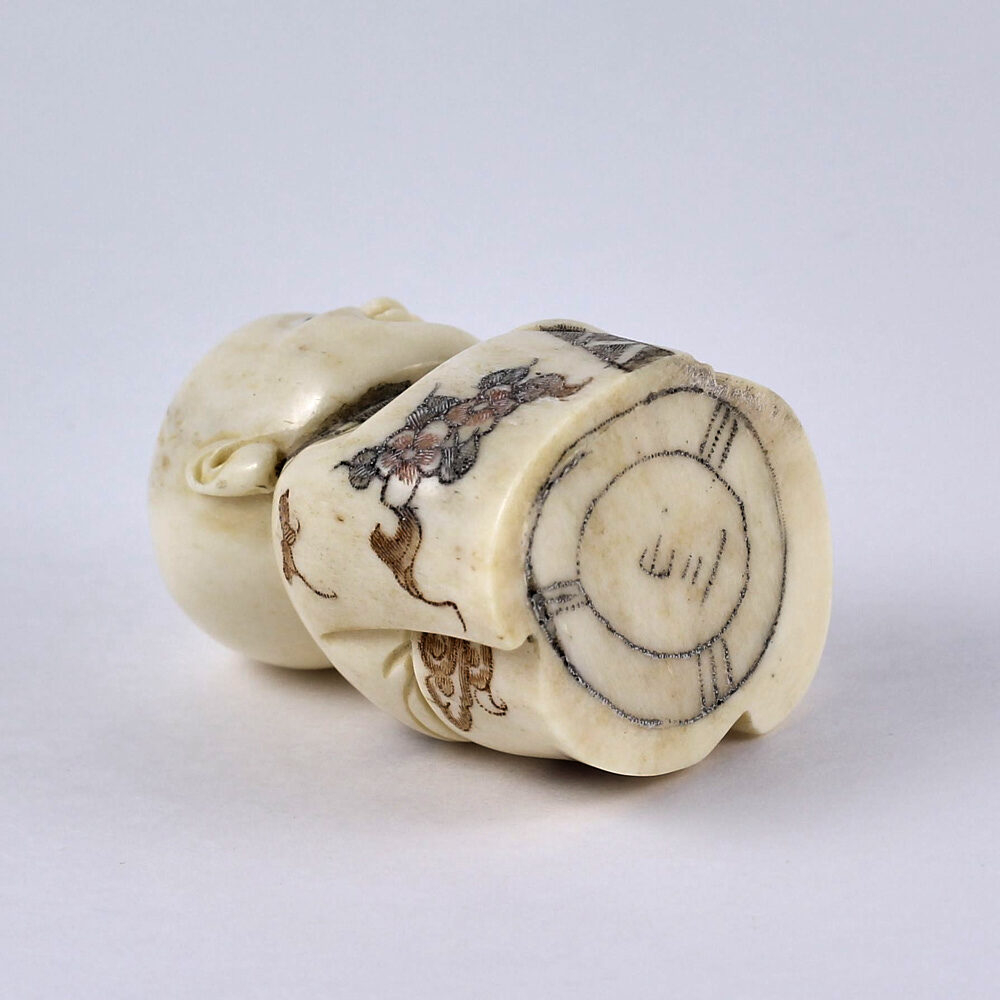 Нэцкэ Улыбающийся мальчик Карако в кимоно