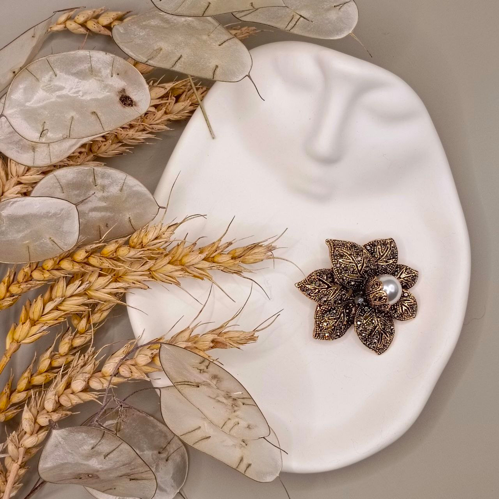 Брошь "Цветочная брошь с жемчужиной"