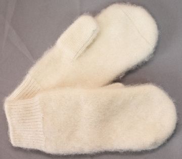 Варежки белые