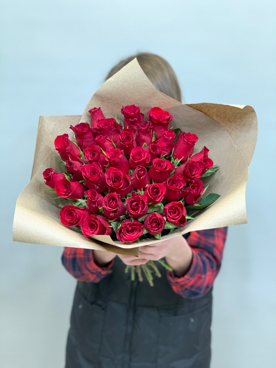 Букет 35 роз Кения 40 см в крафте красные