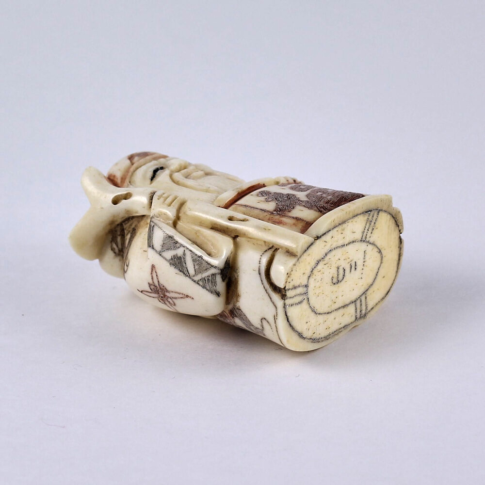 Нэцкэ Дзюродзин с посохом и табличкой "Счастье"