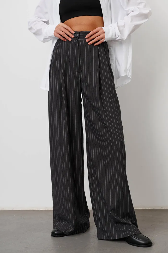 Брюки с защипами в полоску темно-серого цвета
