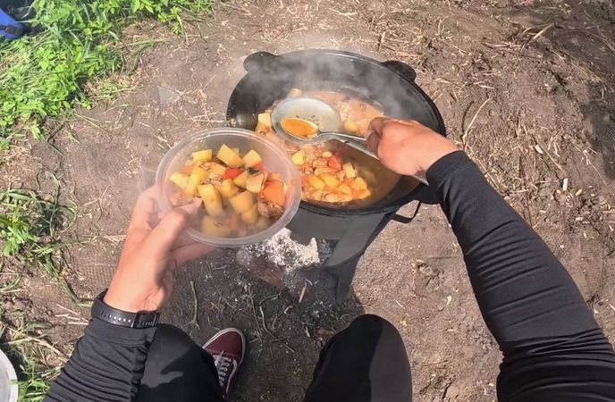 Картошка с курицей в казане на природе