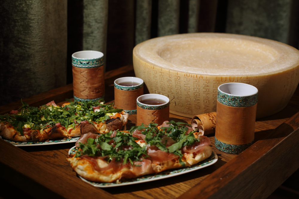 Кружка большая фарфоровая без ручки с берестой. Коллекция Изразец Коломенское. Птицы.