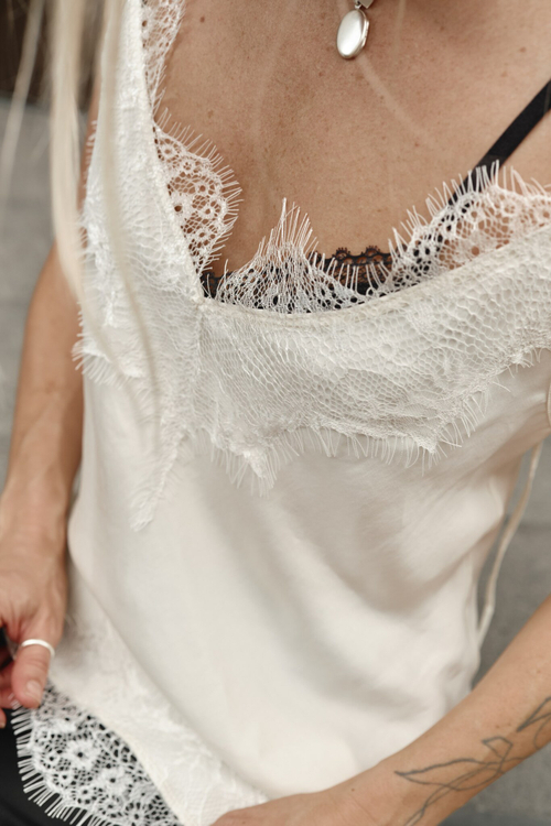 Топ с кружевом milk
