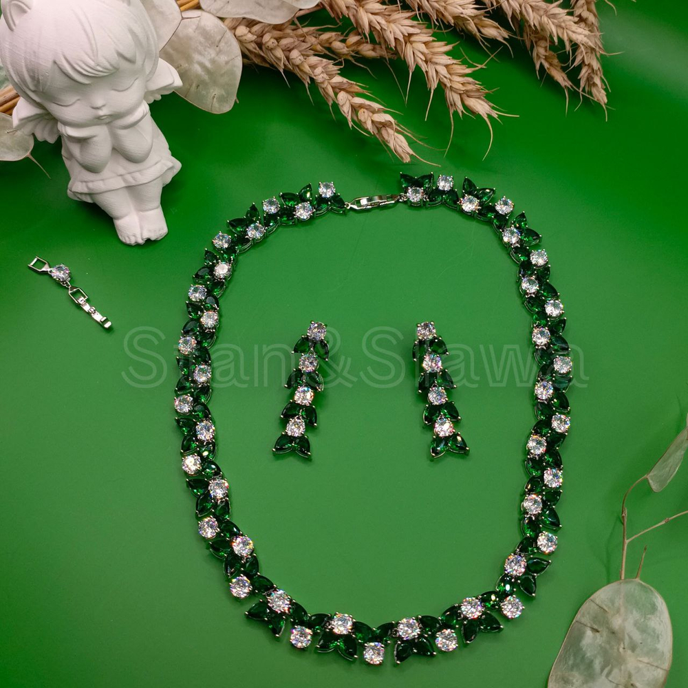 Набор украшений из кубического циркония.