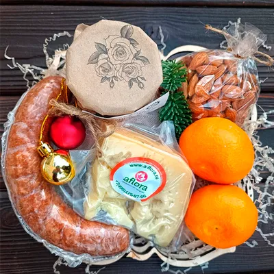 Фотография Подарочная корзина деликатесов с сыром и мясом малая / 1,5 кг купить в магазине Афлора