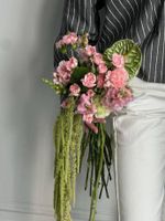 Свадебный букет из диантусов, антирринума и антуриума