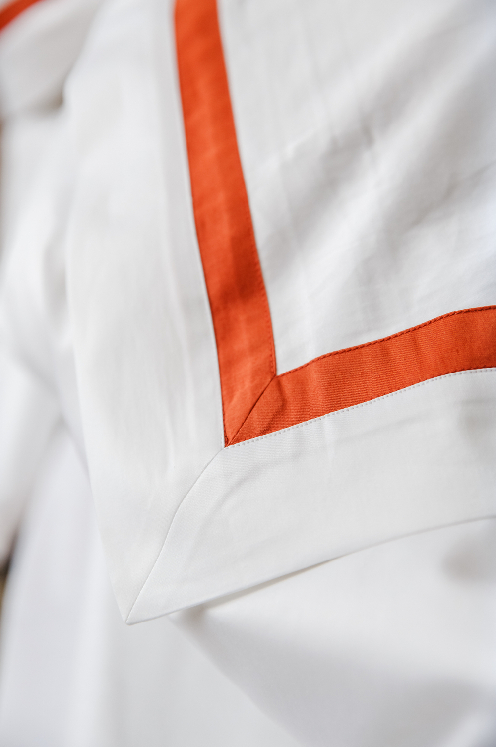 Постельное белье 2 спальное евро макси Сlaire&Caroll Nuage белое с оранжевым кантом