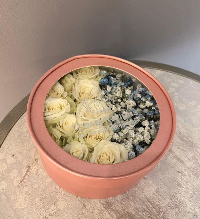 Композиция из белых роз с голубой гипсофилой