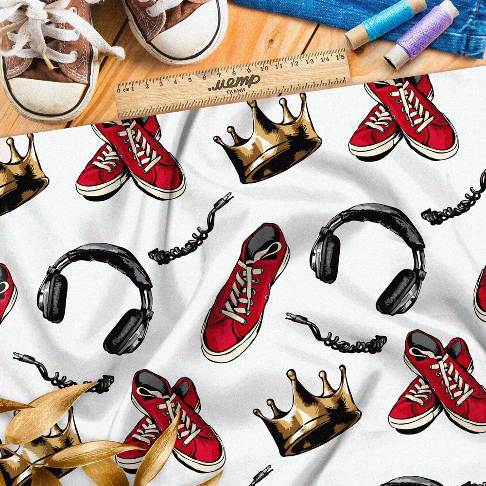 Ткань саржа яркие конверсы, корона и наушники