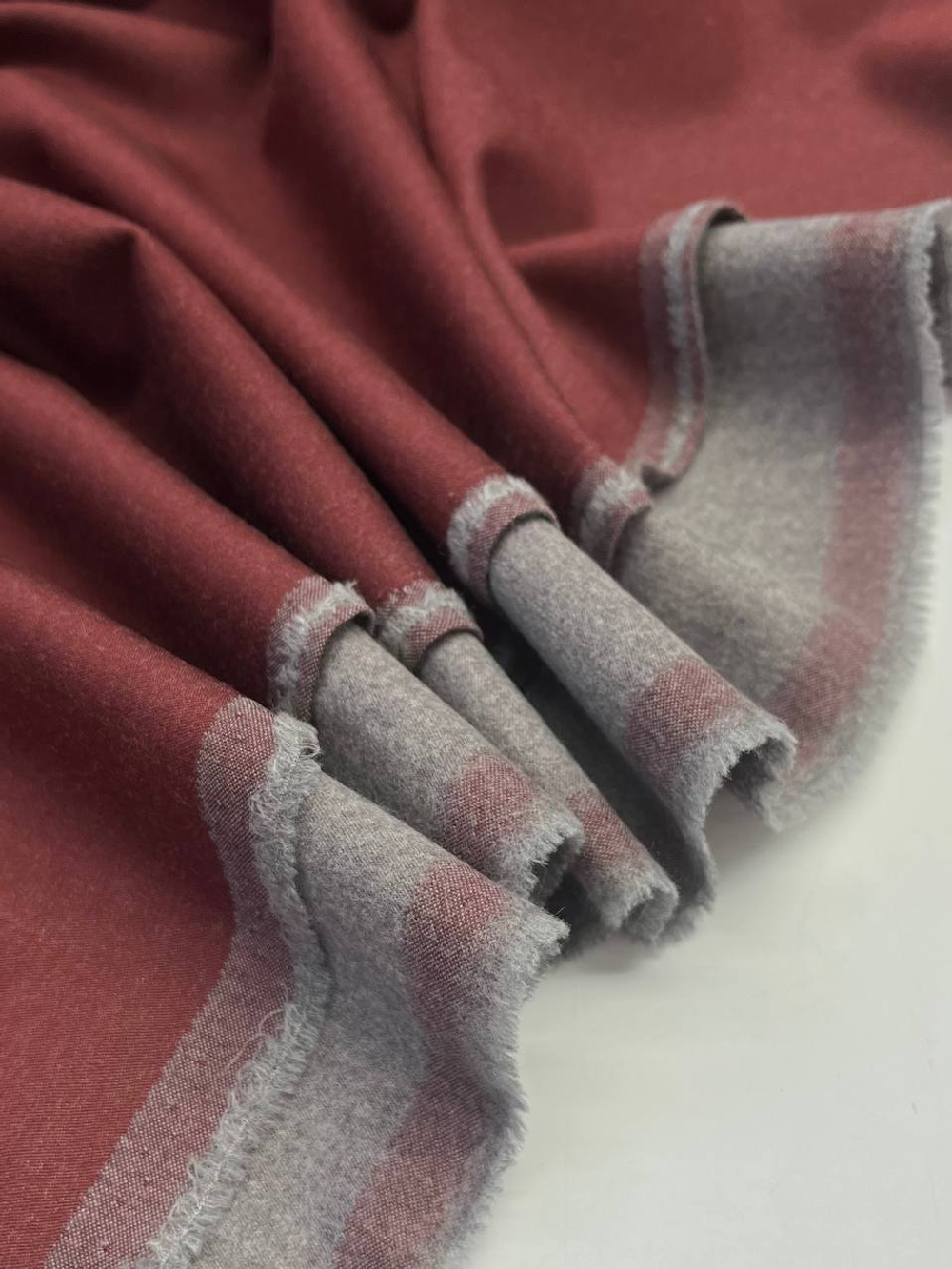Шерсть костюмно-плательная красно-серая