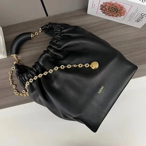 Сумка Loewe Squeeze среднего размера из кожи ягненка наппа черный