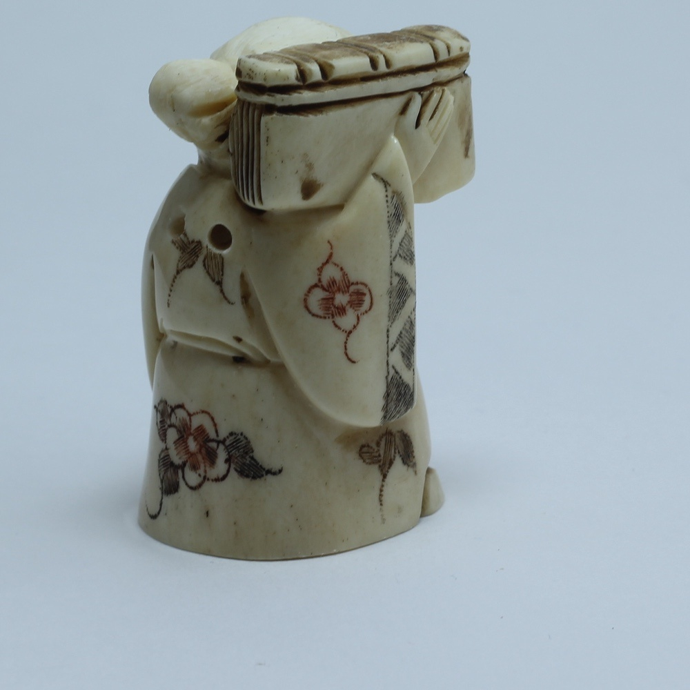 Нэцкэ Дзюродзин без головного убора с кистью и полотном