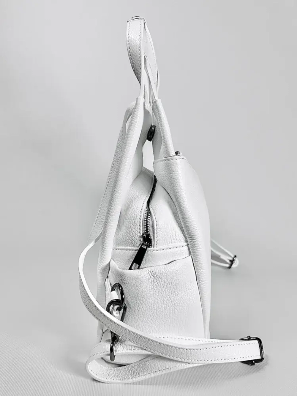 Женская сумка-рюкзак из натуральной кожи белого цвета