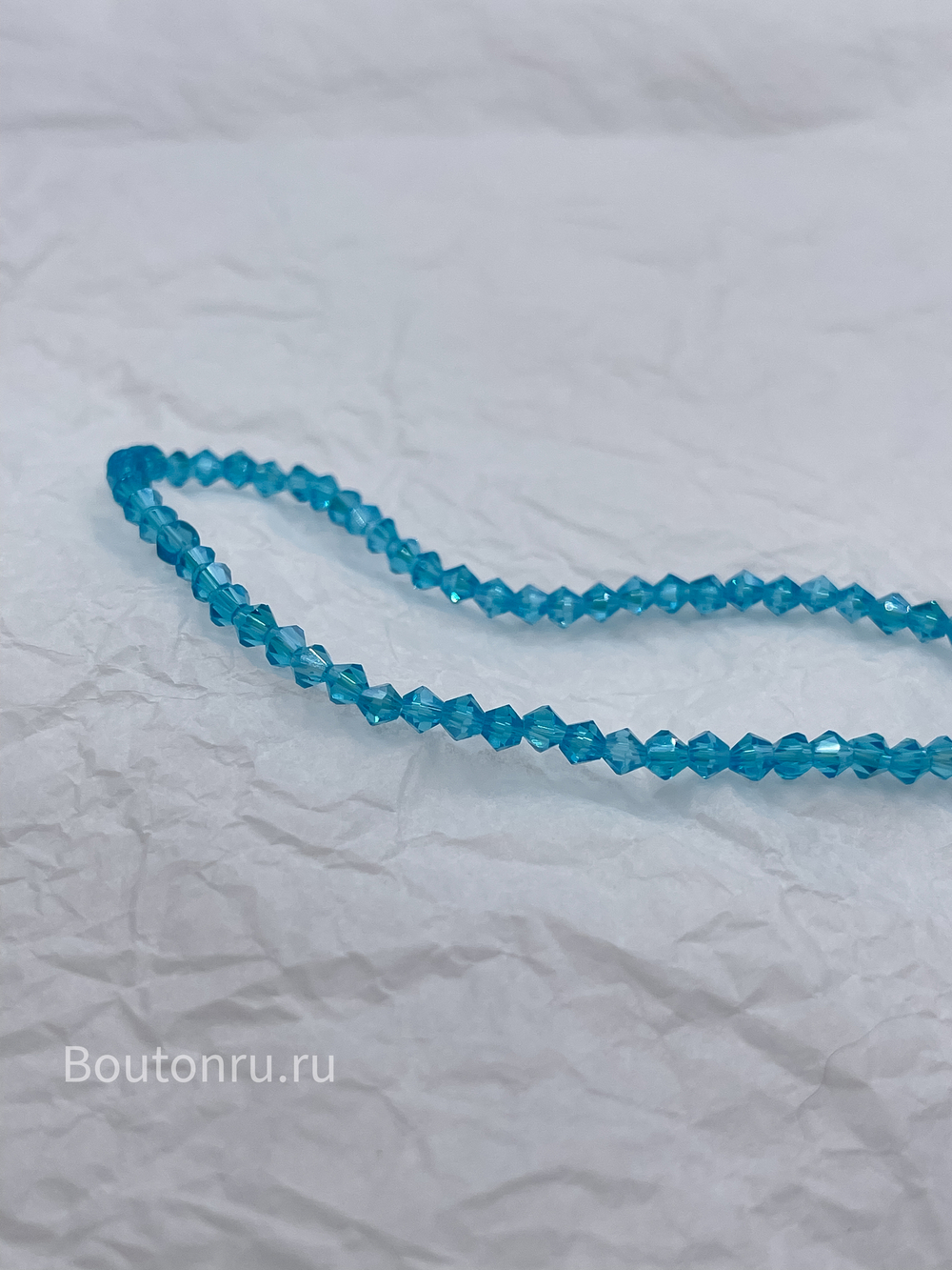 Бусины стеклянные биконусы на нити голубые