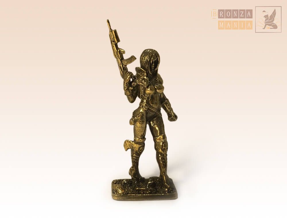 фигурка Девушка с автоматом