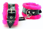 Розовые меховые оковы с ремешками из лакированной кожи (Цвет: розовый с черным)