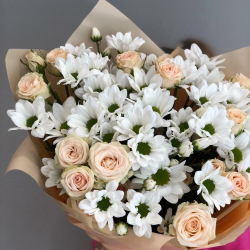 Букет из белой кустовой хризантемы и кустовых роз