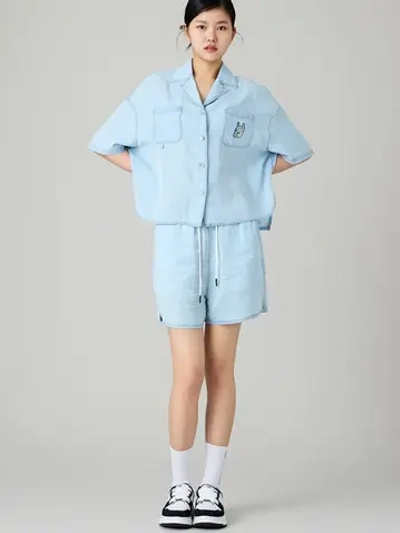 Джинсовая рубашка с двумя карманами с коротким рукавом