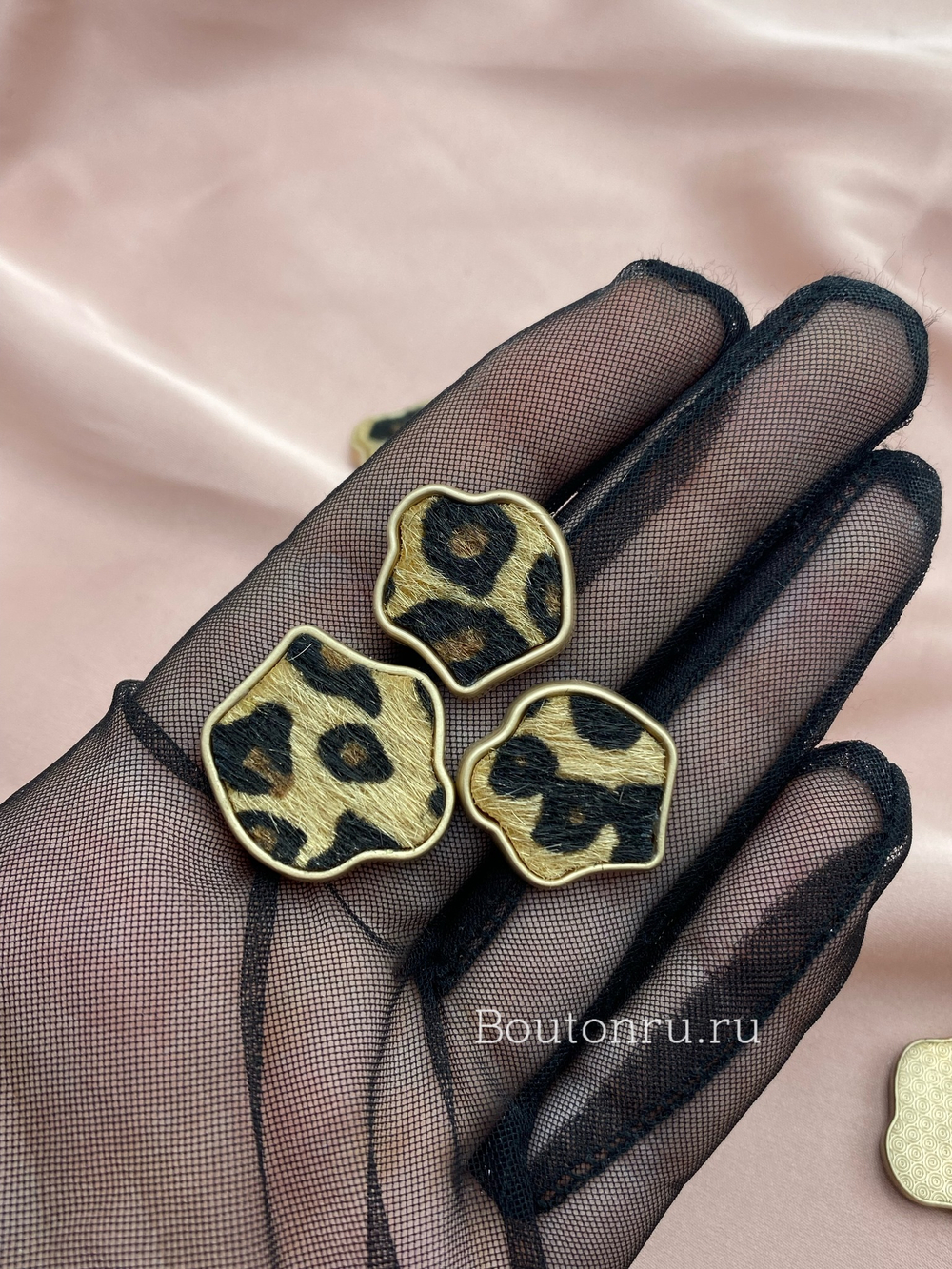 Пуговицы неровной формы с принтом леопард пушистые