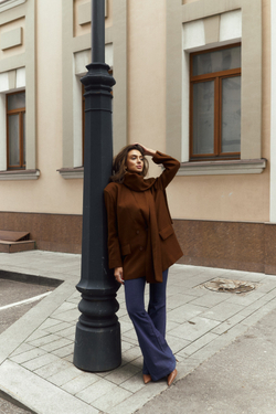 Пальто-пиджак с юбкой в карамельном цвете