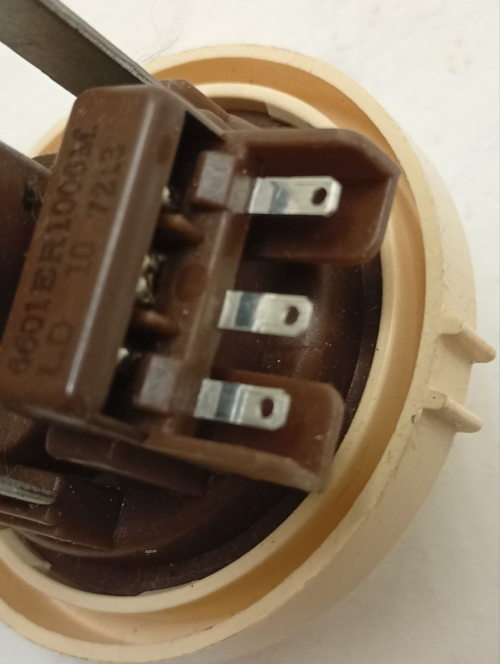 F12U2HCS2 кт15 Датчик уровня(прессостат) для стиральной машины LG 6601ER1006M б/у