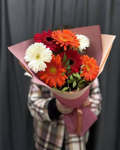 Букет из гербер с добавлением танацетума