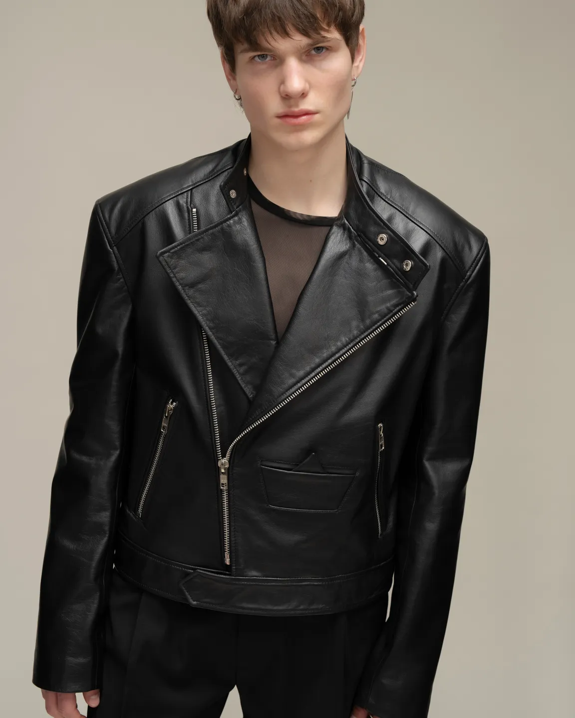 Черная кожаная куртка 