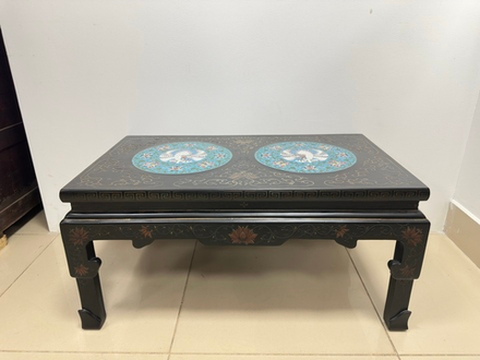 Столик в стиле Шинуазри с эмалевыми медальонами