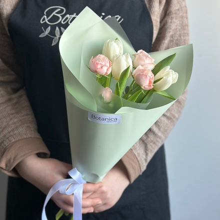 Букет из хрустящих белых тюльпанов и кустовой пионовидной розы «Бомбастик»