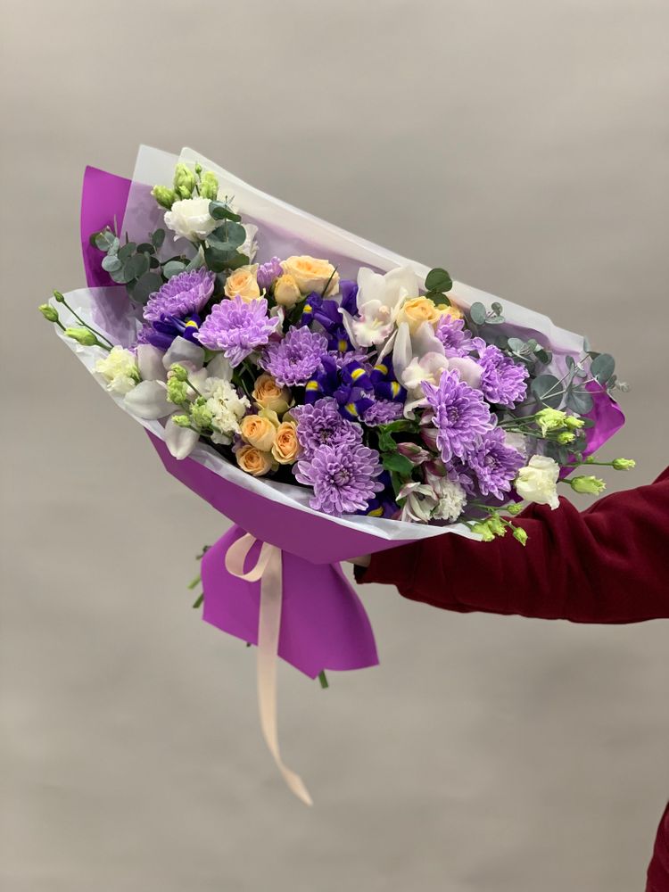 Букет цветов с орхидеей  и ирисами