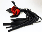 Черная замшевая плеть с красной лаковой розой в рукояти - 40 см. (Цвет: черный с красным)