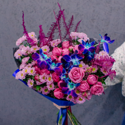 74. Яркий креативный букет с орхидеями