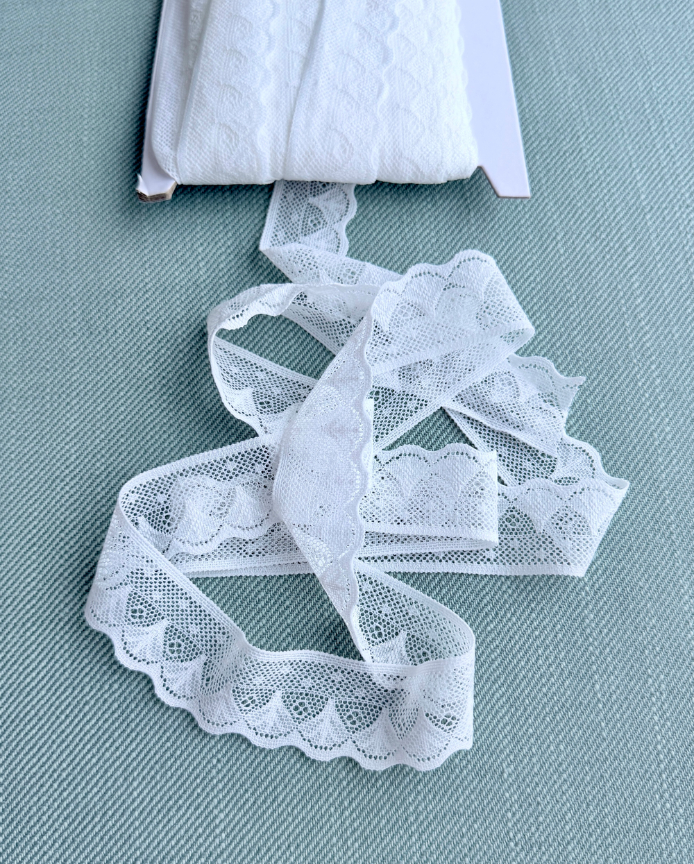 Кружево однотонное эластичное 100% п/э. ш-25мм