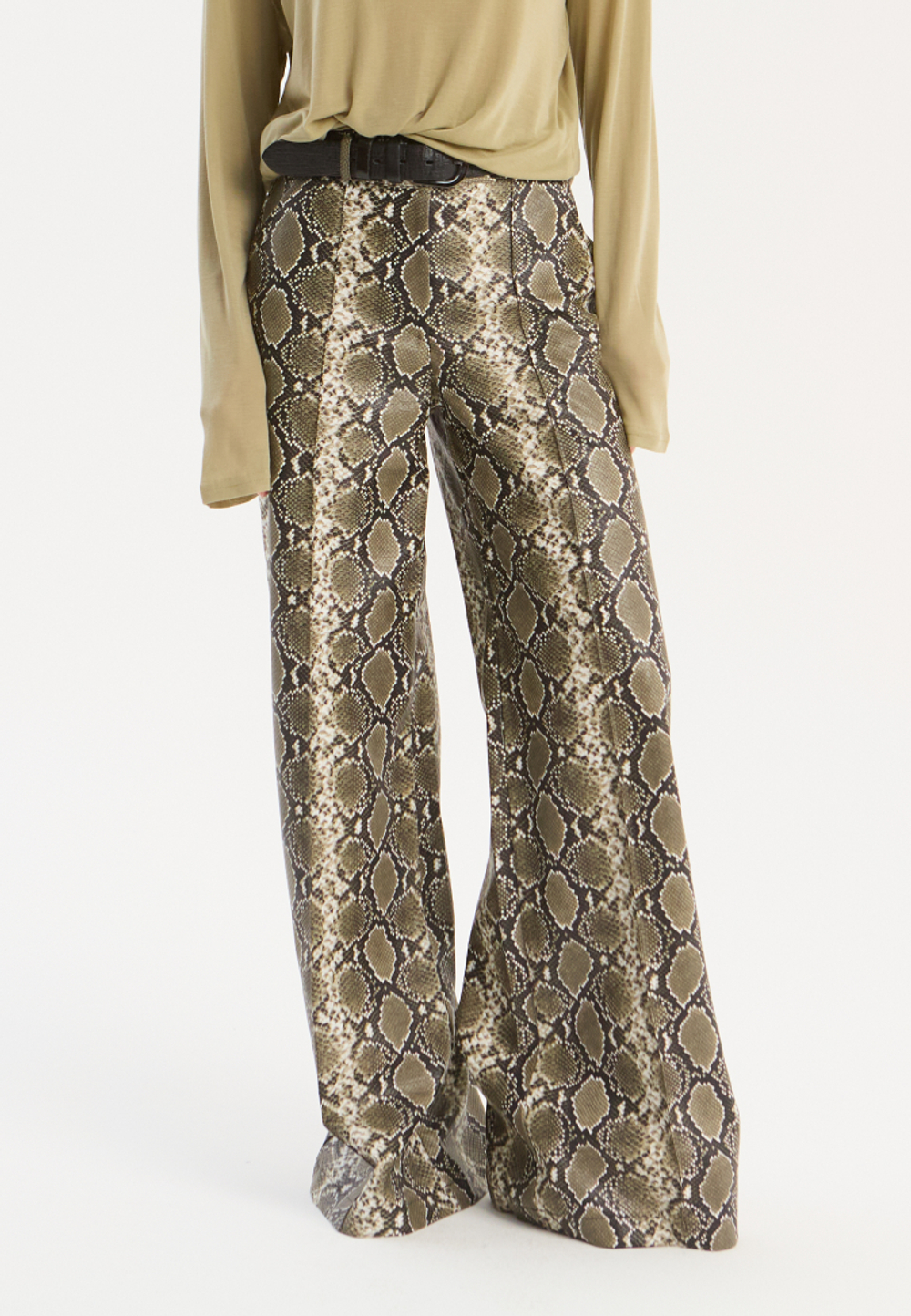 Брюки широкие в змеиновом принте из экокожи