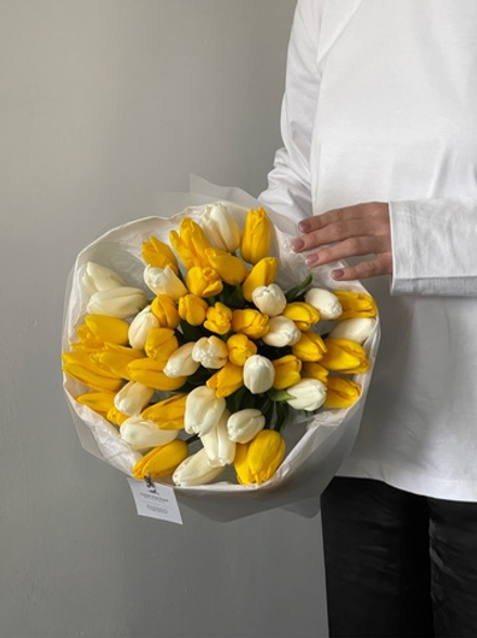 Букет из 51 белого и желтого тюльпанов доступен к заказу с 3.03.2026